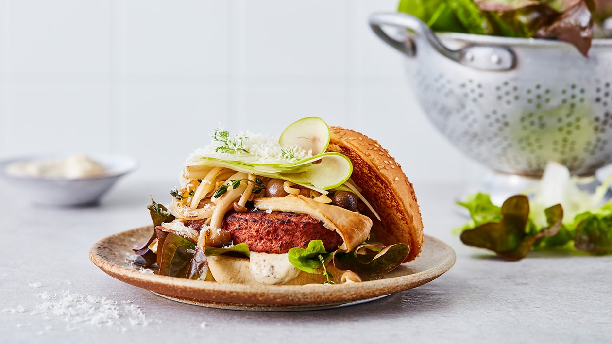 Vegetarische burger met gebakken paddenstoelen, appel venkel salade en truffelsaus Vegetarische burger met gebakken paddenstoelen, appel venkel salade en truffelsaus
